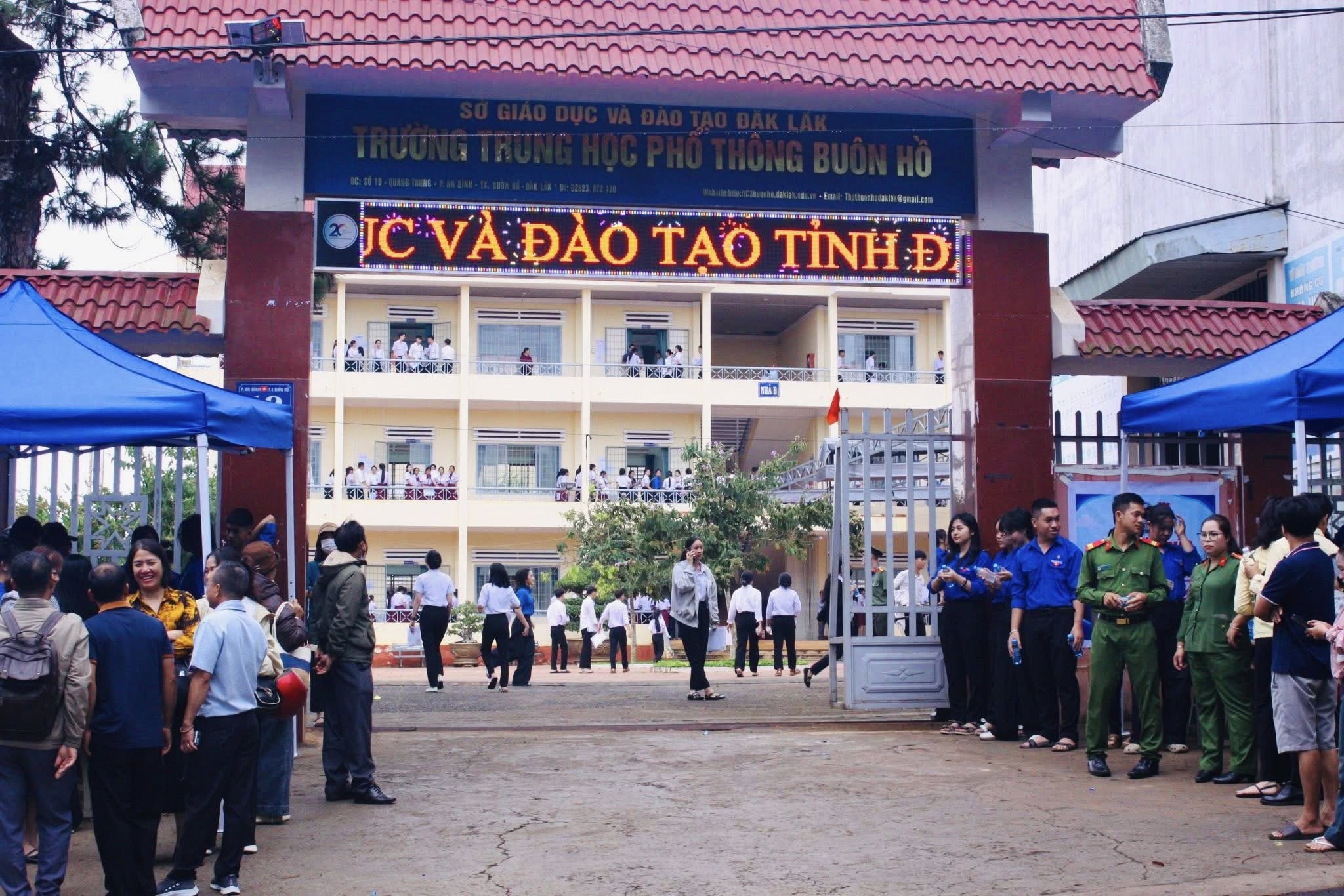 Hơn 1.300 thí sinh tham gia kỳ thi tốt nghiệp THPT năm 2026 tại các điểm thi ở phường Buôn Hồ